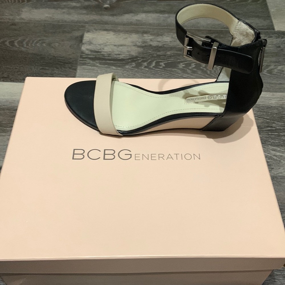 BCBG multi colored black and beige ankle strap sandals. Size US 5.5